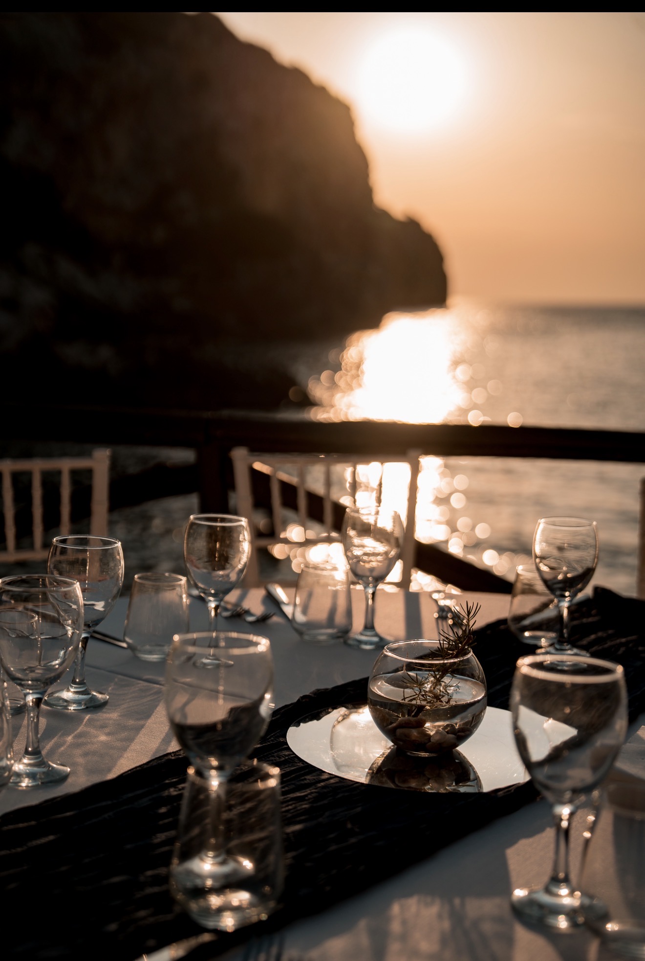 Tavola allestita sul mare al tramonto